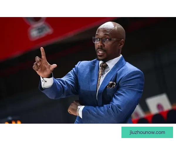 小米切尔突破肘击格雷姆斯面部被判一级恶意犯规